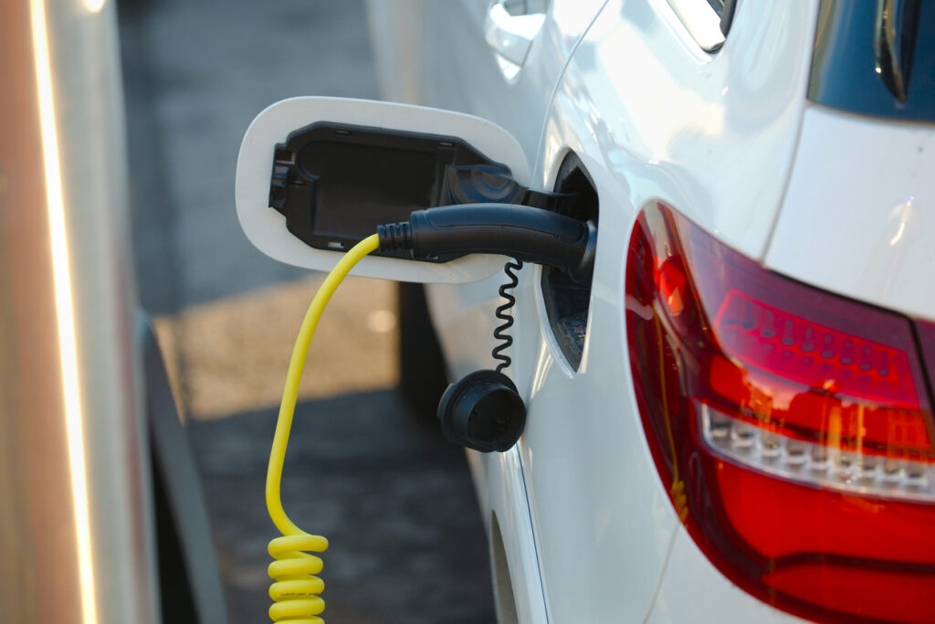 A popularização dos carros elétricos no mercado